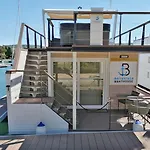 Bellavista Houseboat