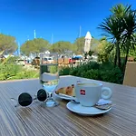 Bellavista Houseboat