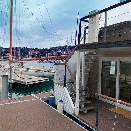 Bellavista Houseboat