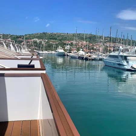 Bellavista Houseboat *