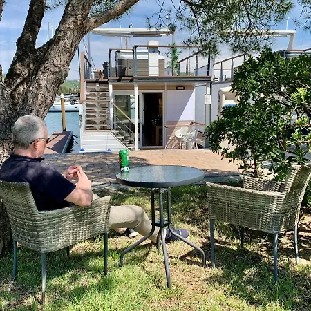 Bellavista Houseboat Apartment *