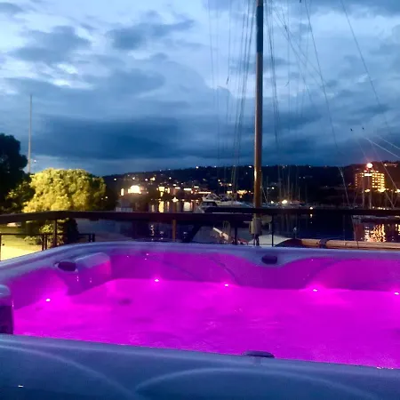 Apartman Bellavista Houseboat *