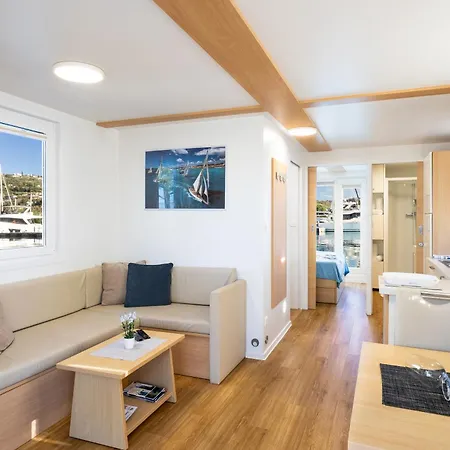 Bellavista Houseboat