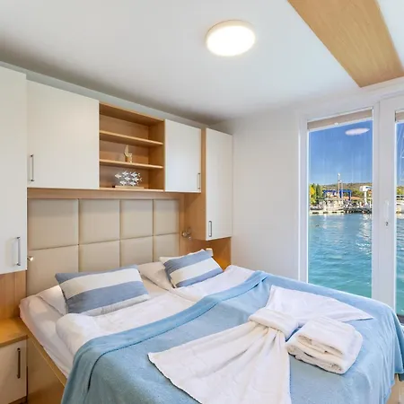 Bellavista Houseboat Apartmán *