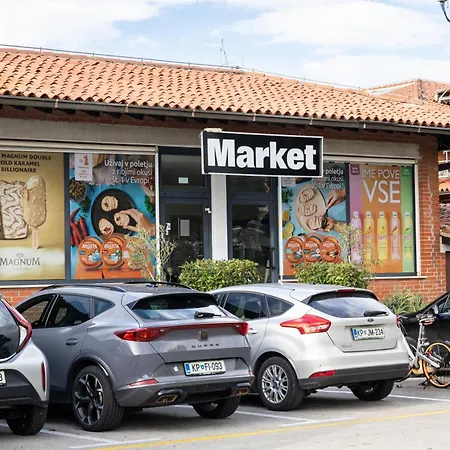 Bellavista Houseboat