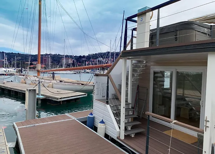 Bellavista Houseboat