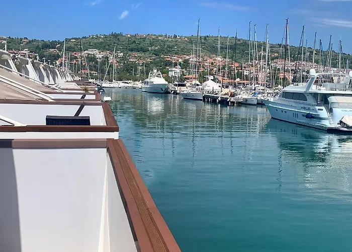 Bellavista Houseboat *