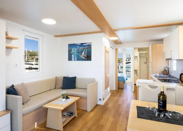 Bellavista Houseboat