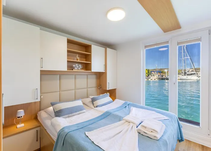 Bellavista Houseboat Apartment *